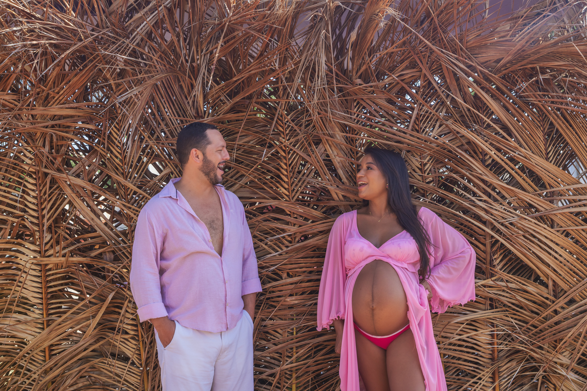 papai e gestante dialogando sorridente