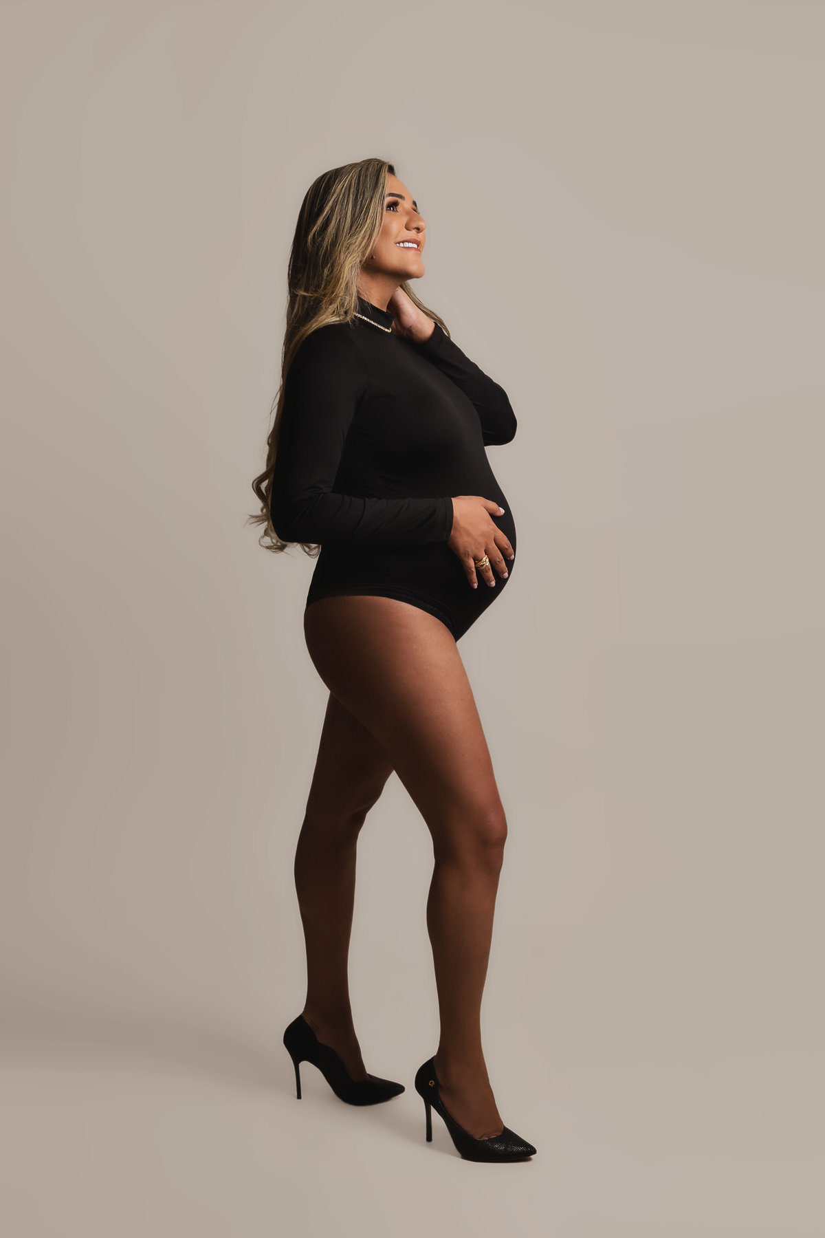 gestante tocando na barriga e mão no pescoço