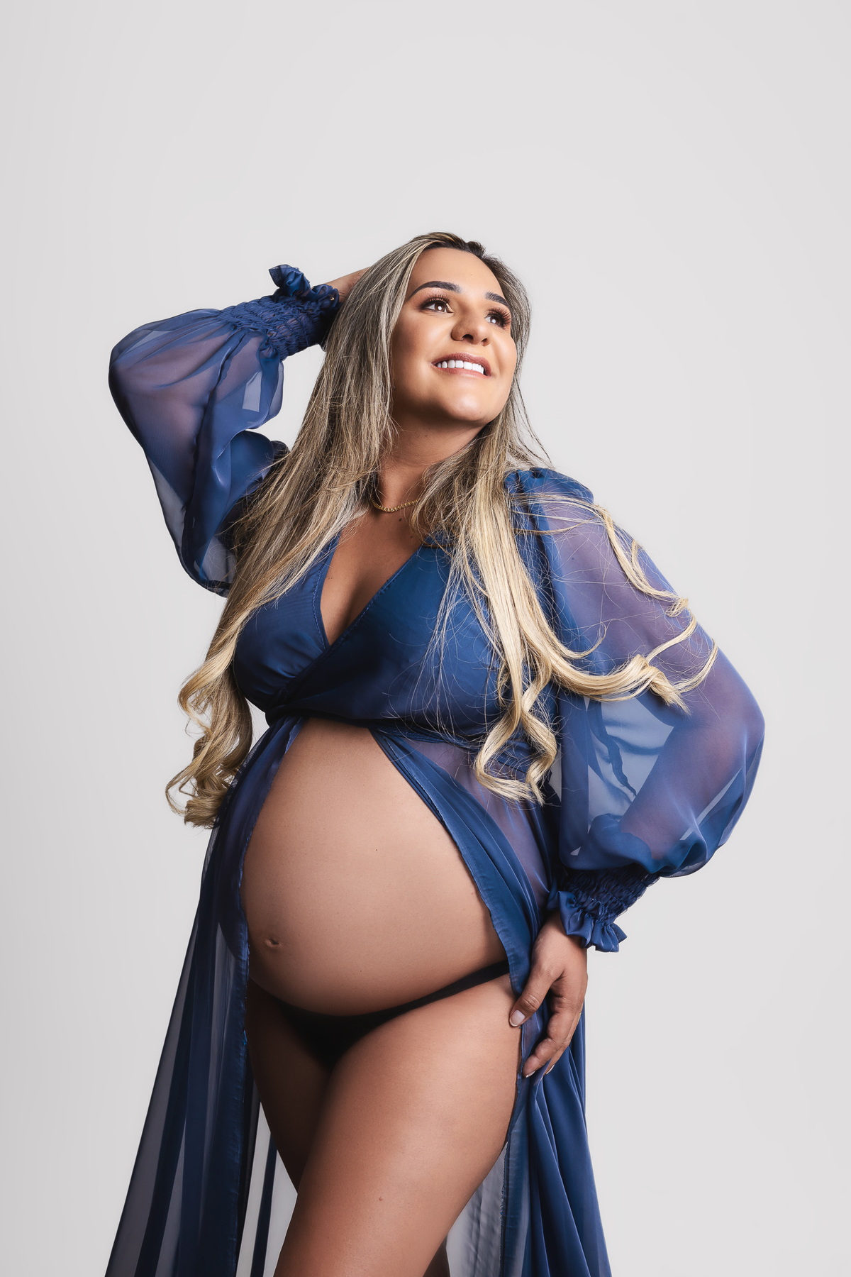 gestante com mão na cintura e outra na cabeça