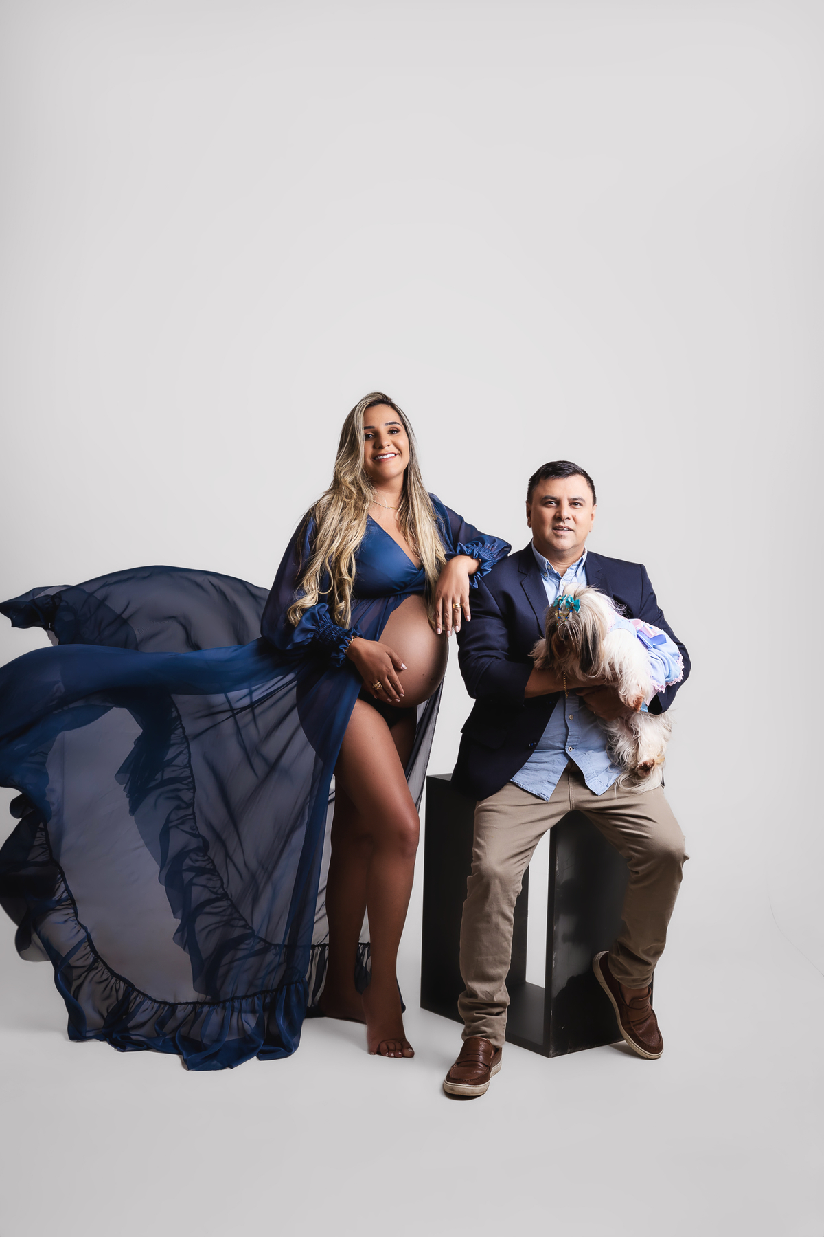 papai sentado com cachorro ao lado da gestante