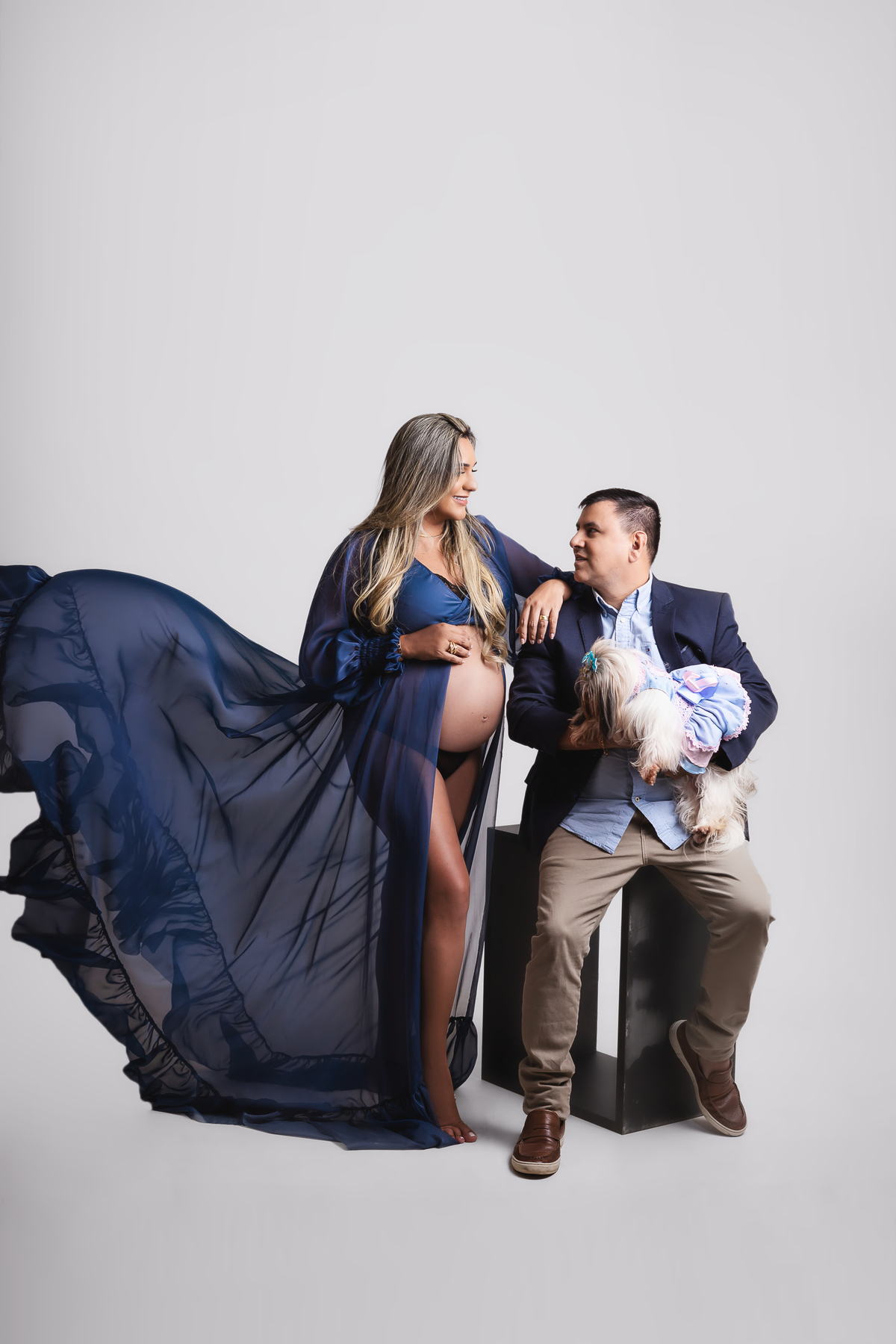 papai sentado com cachorro ao lado da gestante