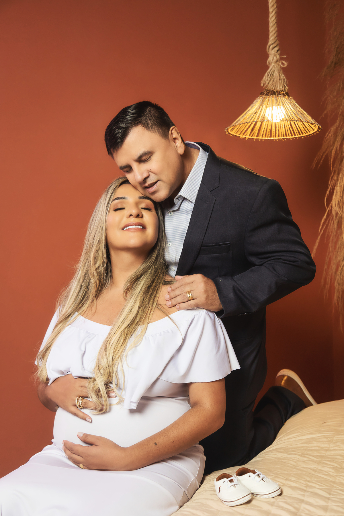 gestante sentada abraçando a barriga com papai