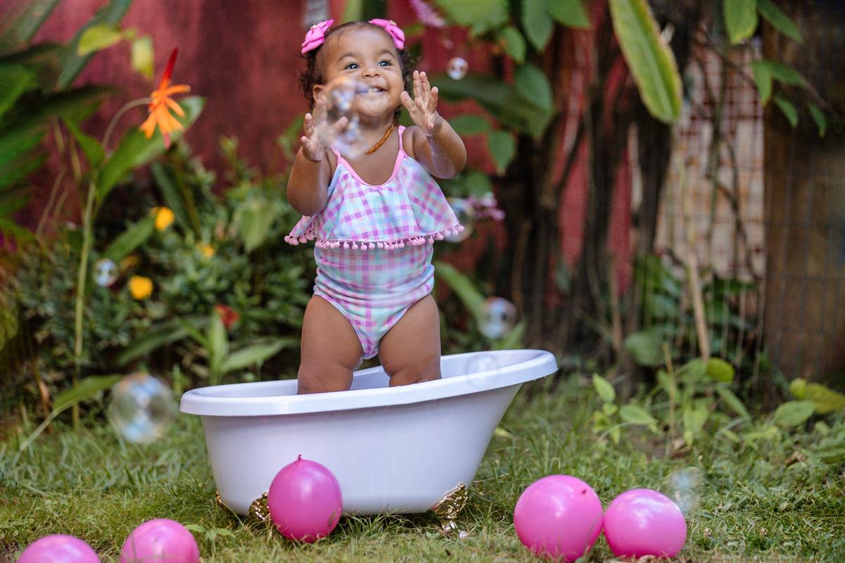 bebê em pé da banheira  com bolha de sabão
