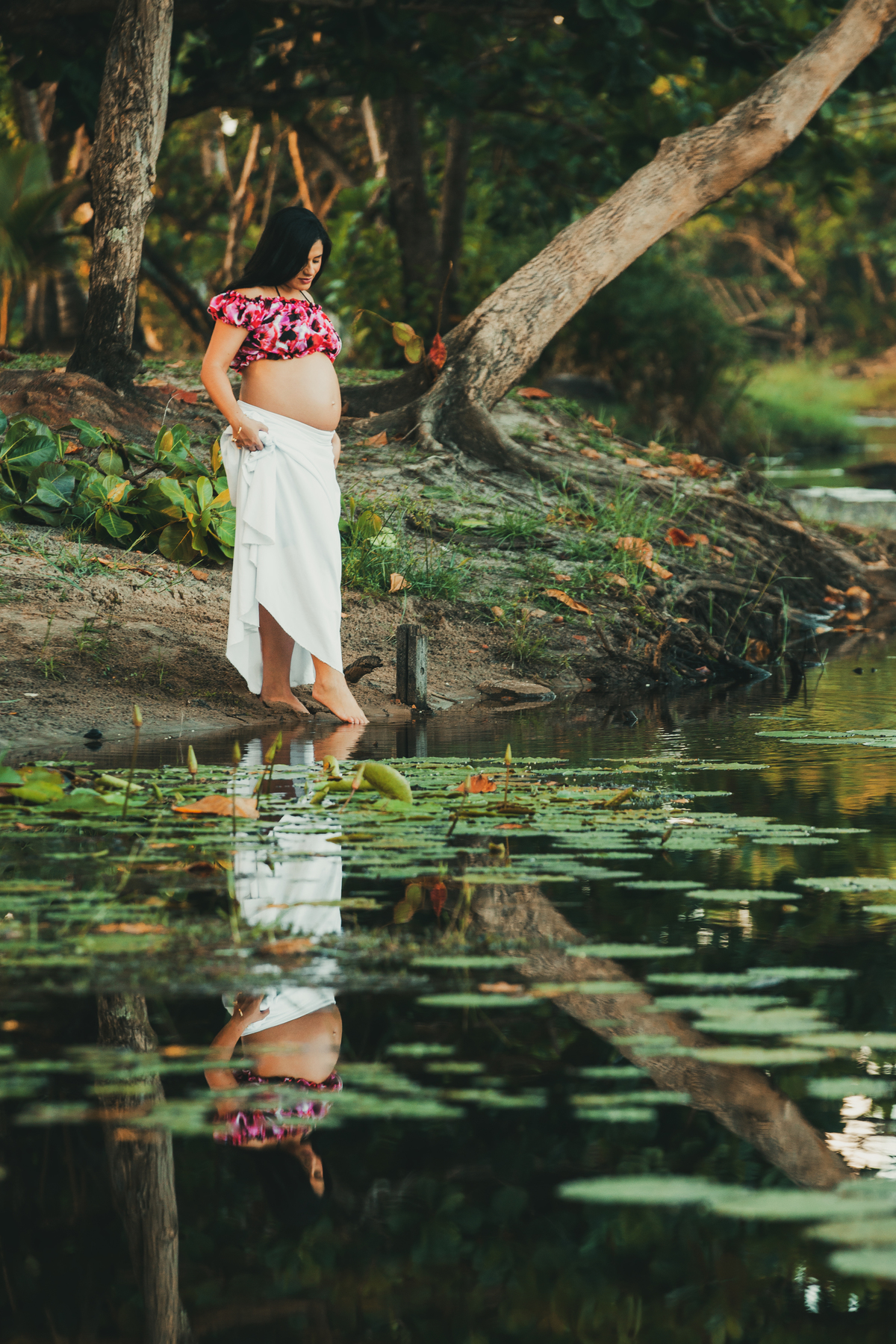 gestante com pés no rio