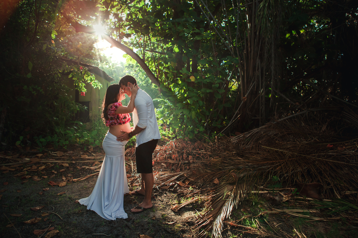 gestante com papai no jardim