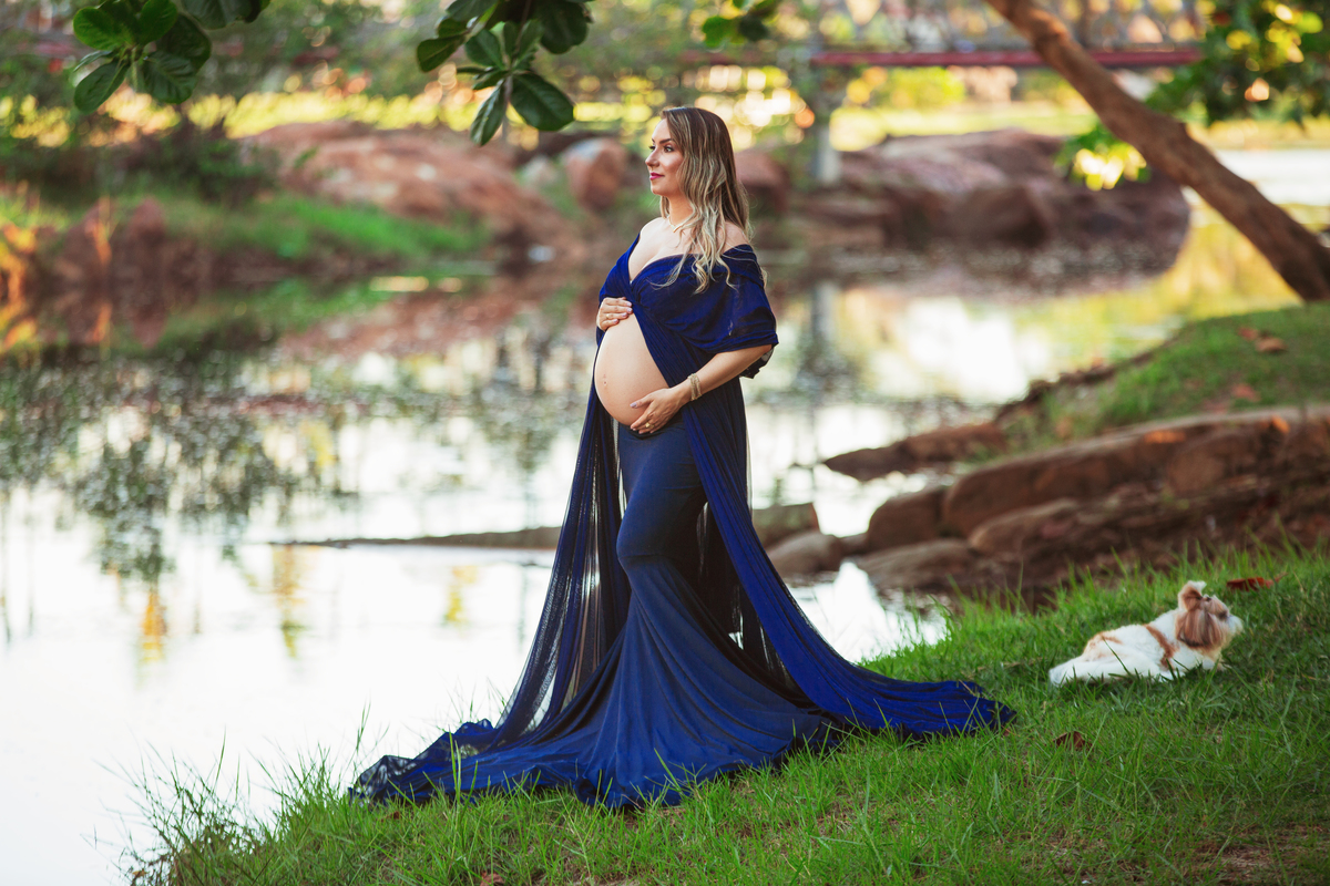 Ensaio de gestante na beira do rio com pet
