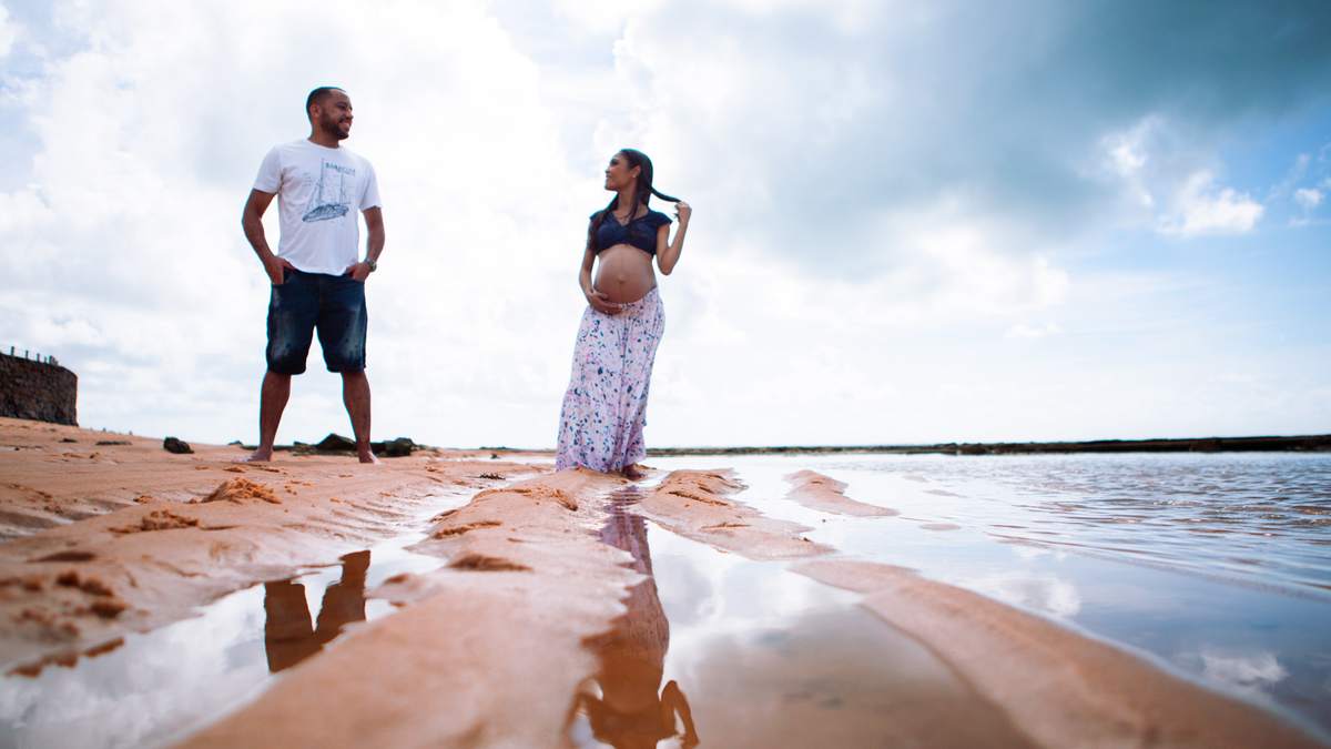 gestante e papai com reflexo