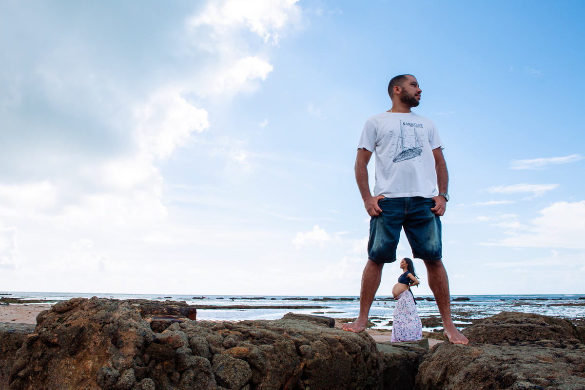 pose criativa de gestante e papai na praia