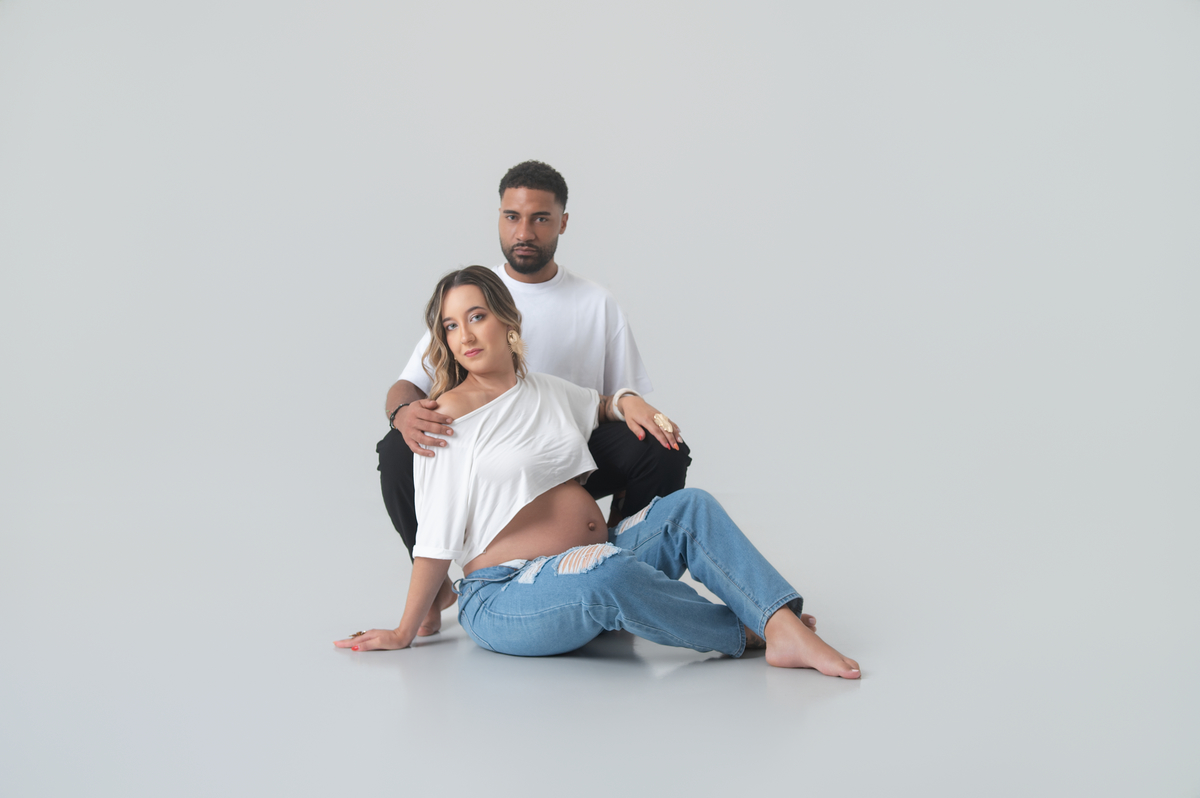 Sessão de gravidez com retratos de casal