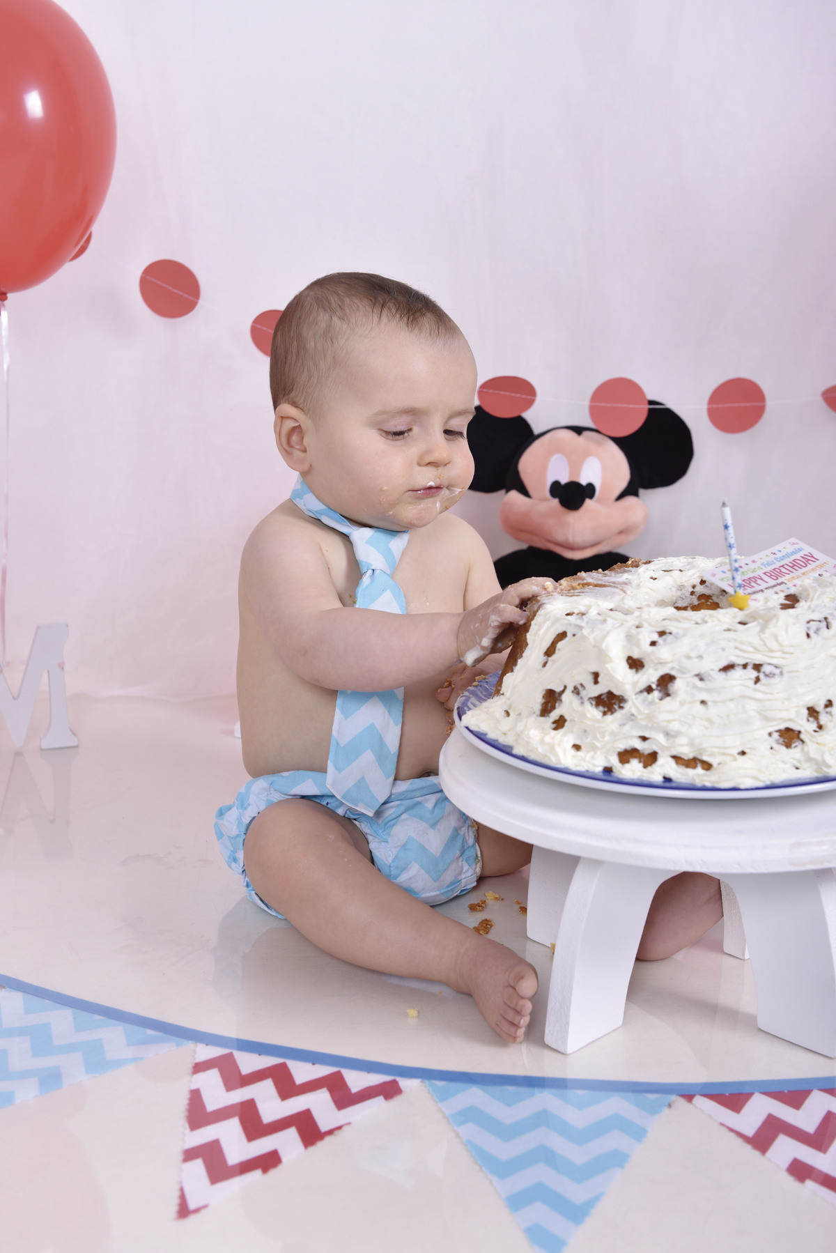 melhorfotografabebe,estudiofotografia,amormaior, odeceixemaravilha,Algarve,fotografiasmashthecake,sweetbabyfotografia,gravata,cenarioencantador,bolo,susananovaisfotografia,asmaisbonitasfotografias,mickey,bandeirinhas,baloes