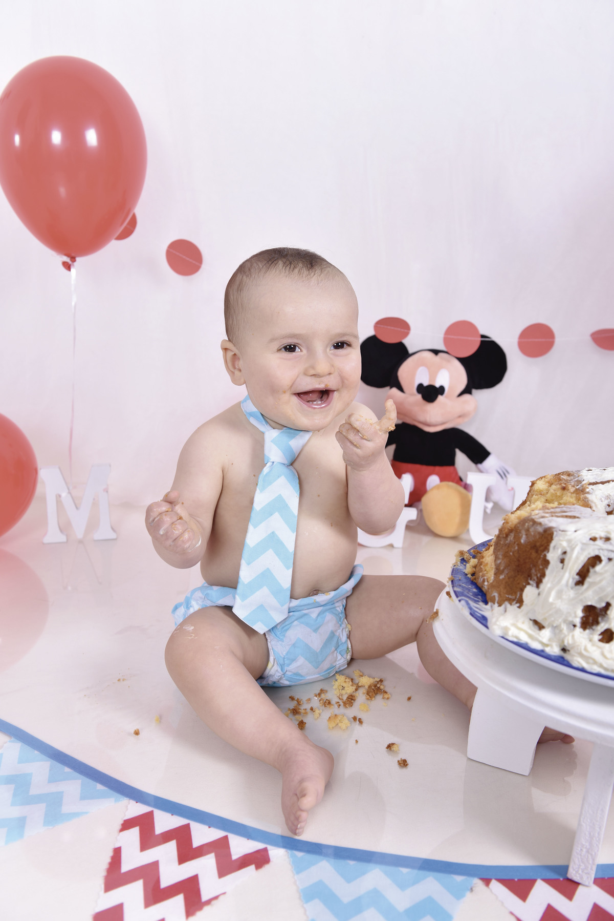 melhorfotografabebe,estudiofotografia,amormaior, odeceixemaravilha,Algarve,fotografiasmashthecake,sweetbabyfotografia,gravata,cenarioencantador,bolo,susananovaisfotografia,asmaisbonitasfotografias,mickey,bandeirinhas,baloes