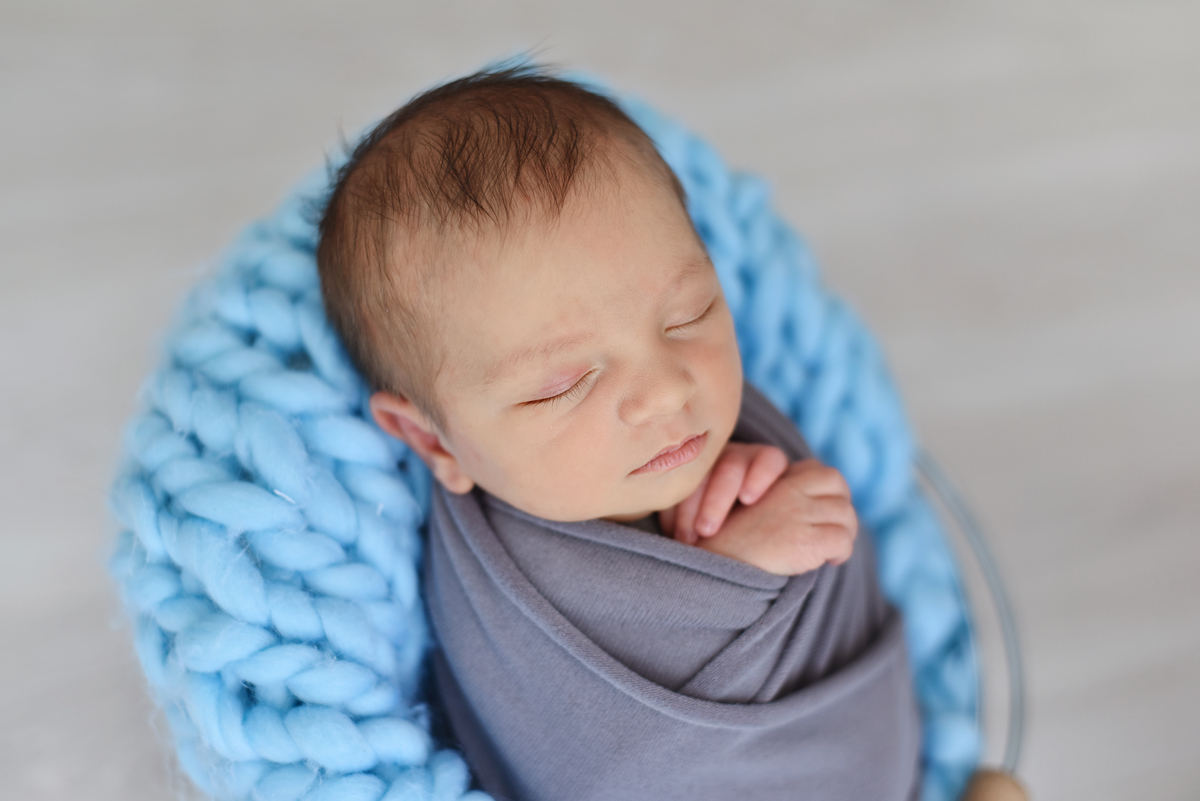 balde,newborn,asmelhoresfotografias,enroladinho,estudio,fotografacriancas,sessãogestante,newbornphotographer