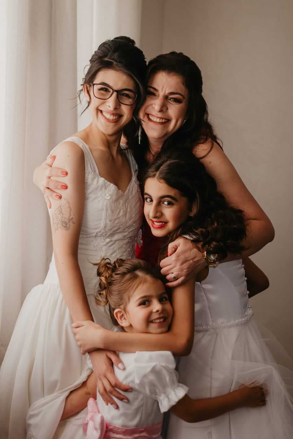 noiva e família durante a produção de beleza