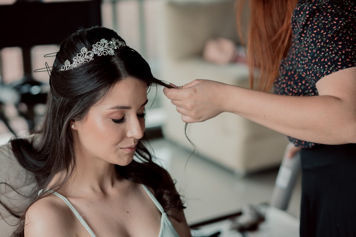 making of noiva ju laggus maquiagem beauty leve iluminadora penteado semi preso jessica llovet