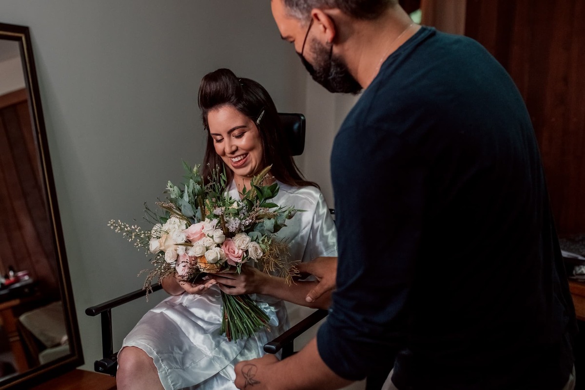 Equipe de beleza acompanha o recebimento do buque da noiva