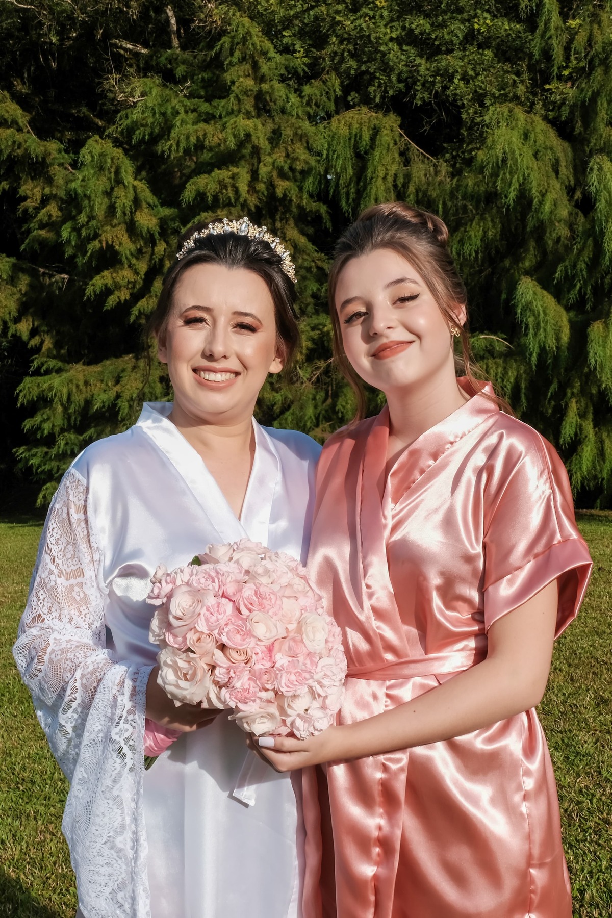 making of noiva mariele chacara illustratti maquiagem beauty leve iluminadora penteado coque classico madrinhas robe