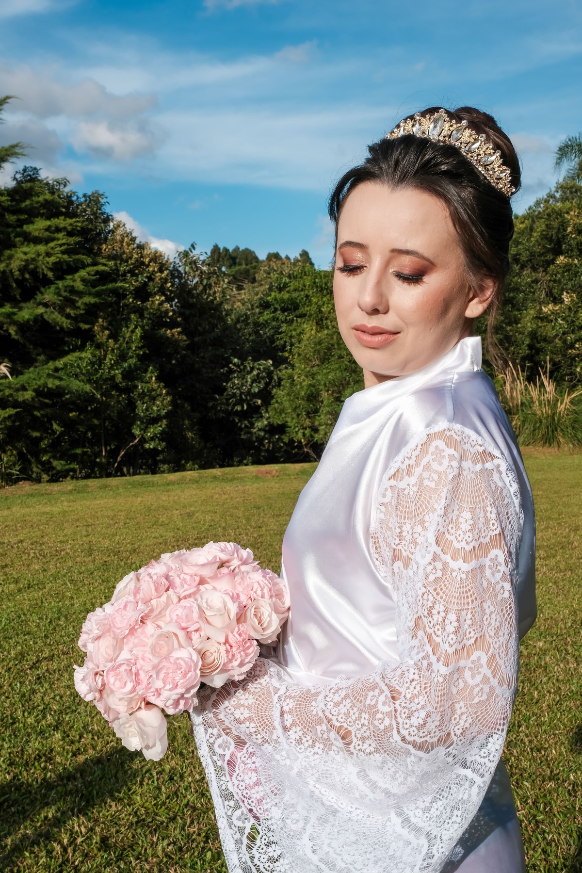 making of noiva mariele chacara illustratti maquiagem beauty leve iluminadora penteado coque classico