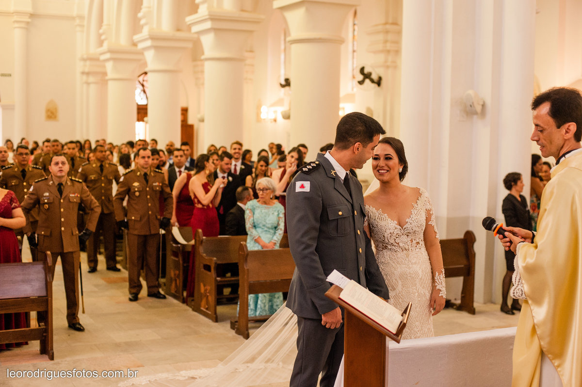 wedding, casamento, making off do noivo,  making off do noiva, casamento de policial em uberaba mg, casamento igreja são domingos uberaba mg, recepção casa do folclore uberaba mg, fotos criativas de casamento