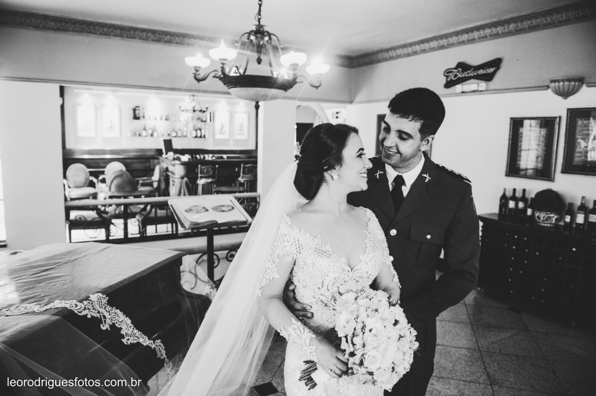 wedding, casamento, making off do noivo,  making off do noiva, casamento de policial em uberaba mg, casamento igreja são domingos uberaba mg, recepção casa do folclore uberaba mg, fotos criativas de casamento