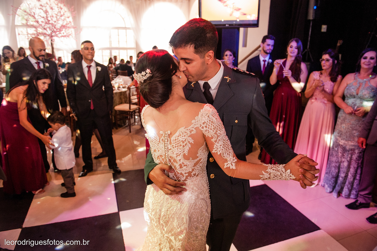 wedding, casamento, making off do noivo,  making off do noiva, casamento de policial em uberaba mg, casamento igreja são domingos uberaba mg, recepção casa do folclore uberaba mg, fotos criativas de casamento
