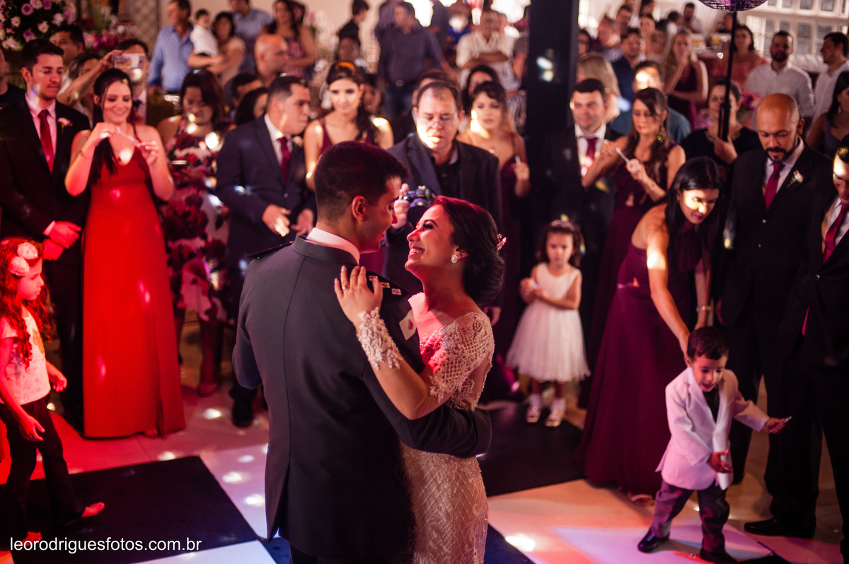 wedding, casamento, making off do noivo,  making off do noiva, casamento de policial em uberaba mg, casamento igreja são domingos uberaba mg, recepção casa do folclore uberaba mg, fotos criativas de casamento