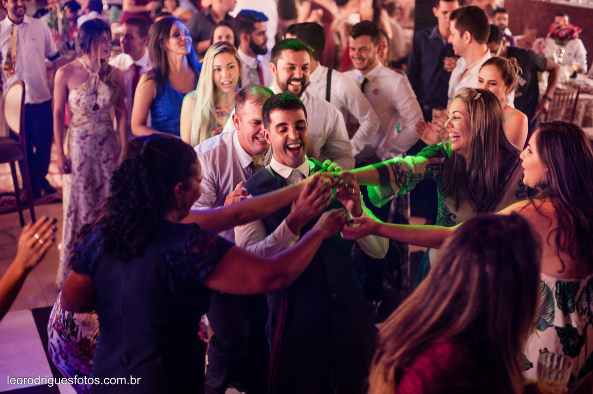wedding, casamento, making off do noivo,  making off do noiva, casamento de policial em uberaba mg, casamento igreja são domingos uberaba mg, recepção casa do folclore uberaba mg, fotos criativas de casamento