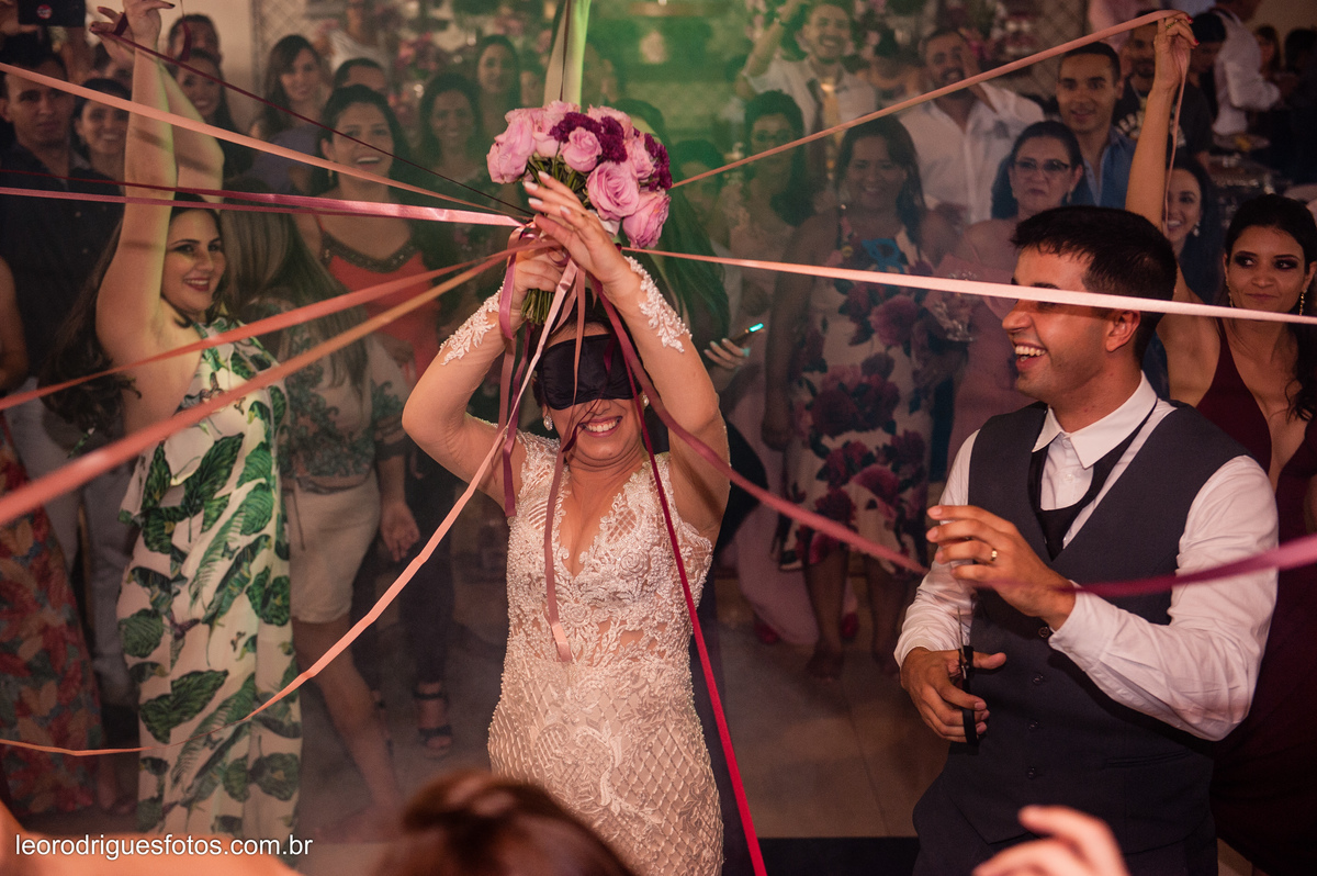 wedding, casamento, making off do noivo,  making off do noiva, casamento de policial em uberaba mg, casamento igreja são domingos uberaba mg, recepção casa do folclore uberaba mg, fotos criativas de casamento