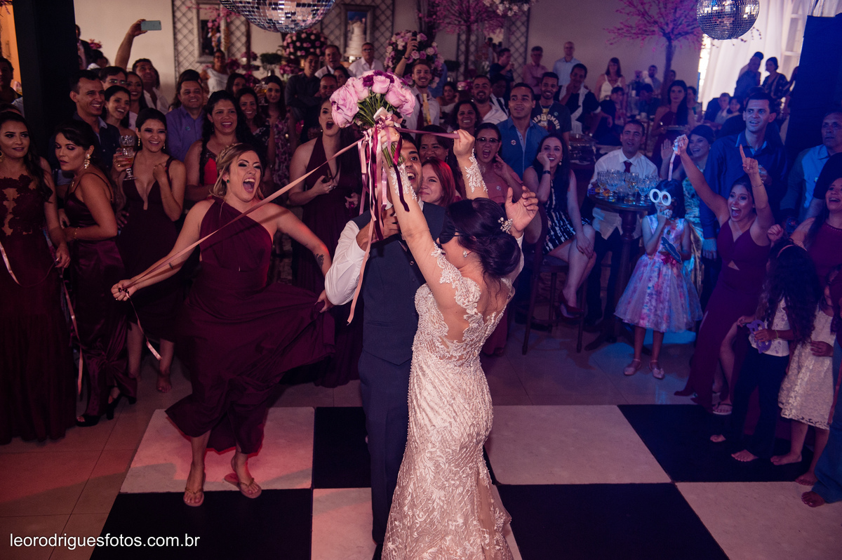 wedding, casamento, making off do noivo,  making off do noiva, casamento de policial em uberaba mg, casamento igreja são domingos uberaba mg, recepção casa do folclore uberaba mg, fotos criativas de casamento