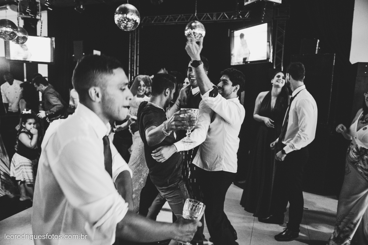 wedding, casamento, making off do noivo,  making off do noiva, casamento de policial em uberaba mg, casamento igreja são domingos uberaba mg, recepção casa do folclore uberaba mg, fotos criativas de casamento