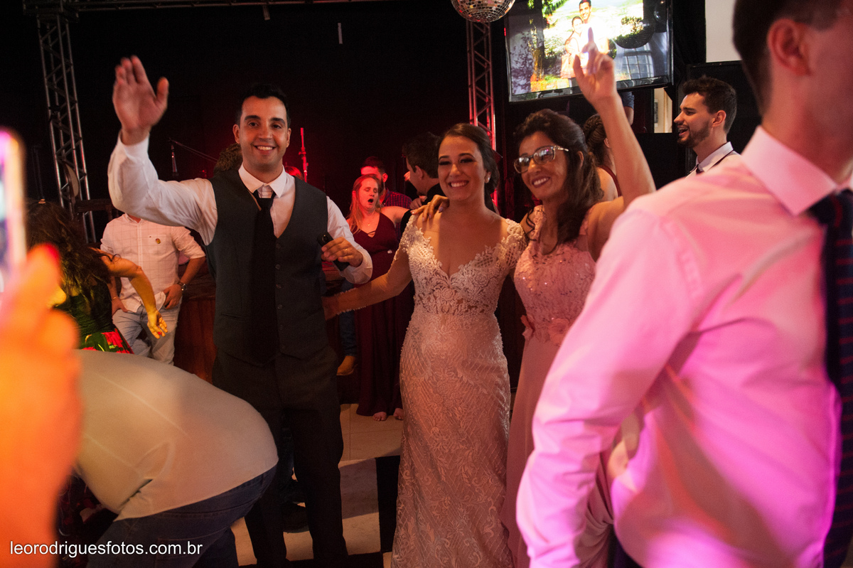 wedding, casamento, making off do noivo,  making off do noiva, casamento de policial em uberaba mg, casamento igreja são domingos uberaba mg, recepção casa do folclore uberaba mg, fotos criativas de casamento