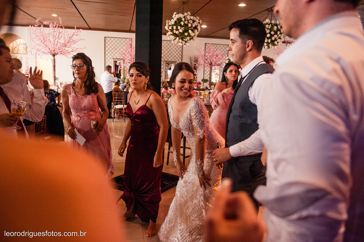 wedding, casamento, making off do noivo,  making off do noiva, casamento de policial em uberaba mg, casamento igreja são domingos uberaba mg, recepção casa do folclore uberaba mg, fotos criativas de casamento