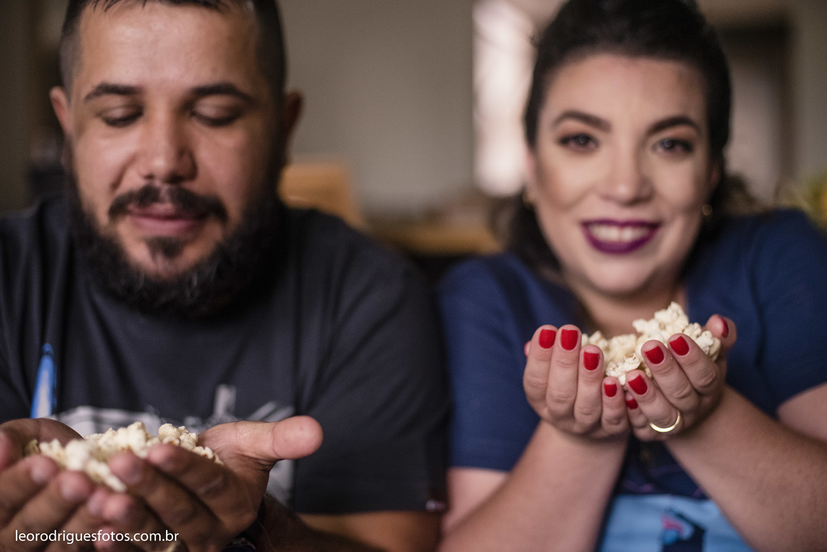 pré wedding, pré casamento, book de casal, fotos criativas de casais, book, pré wedding no mercado municipal de uberaba mg, pré wedding em supermecado, pré wedding em casa, pré wedding com cachorro