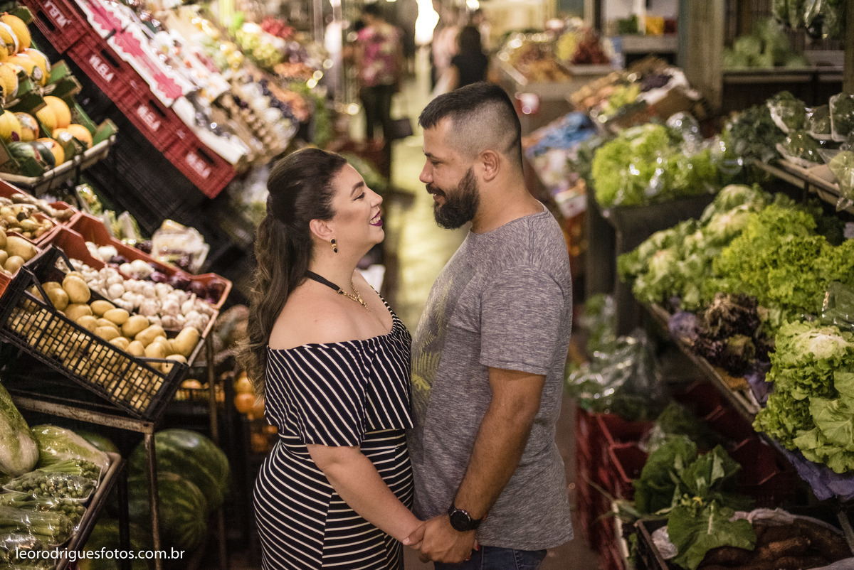 pré wedding, pré casamento, book de casal, fotos criativas de casais, book, pré wedding no mercado municipal de uberaba mg, pré wedding em supermecado, pré wedding em casa, pré wedding com cachorro