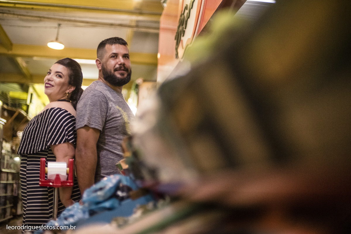 pré wedding, pré casamento, book de casal, fotos criativas de casais, book, pré wedding no mercado municipal de uberaba mg, pré wedding em supermecado, pré wedding em casa, pré wedding com cachorro