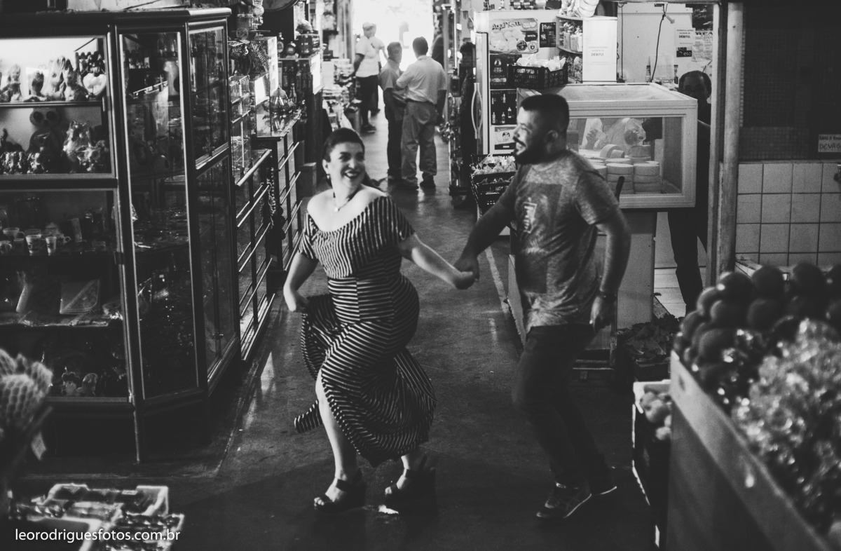 pré wedding, pré casamento, book de casal, fotos criativas de casais, book, pré wedding no mercado municipal de uberaba mg, pré wedding em supermecado, pré wedding em casa, pré wedding com cachorro