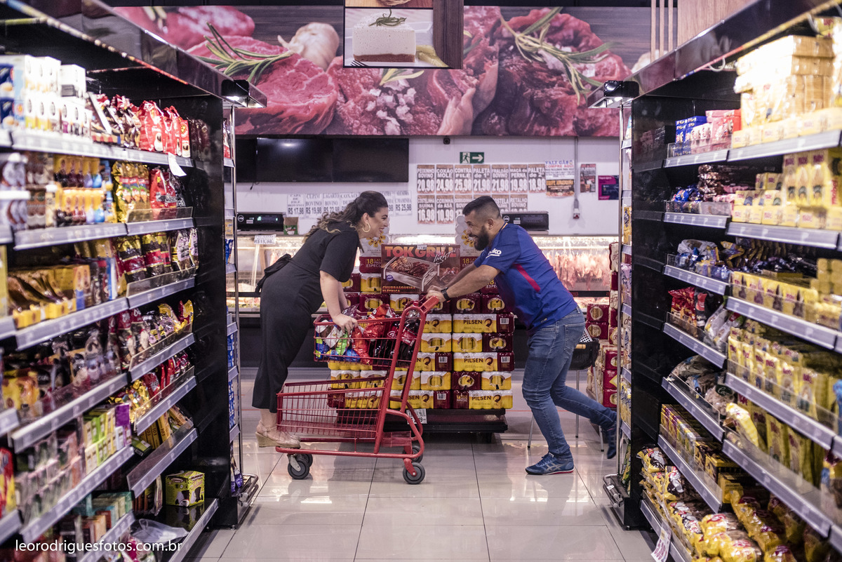 pré wedding, pré casamento, book de casal, fotos criativas de casais, book, pré wedding no mercado municipal de uberaba mg, pré wedding em supermecado, pré wedding em casa, pré wedding com cachorro