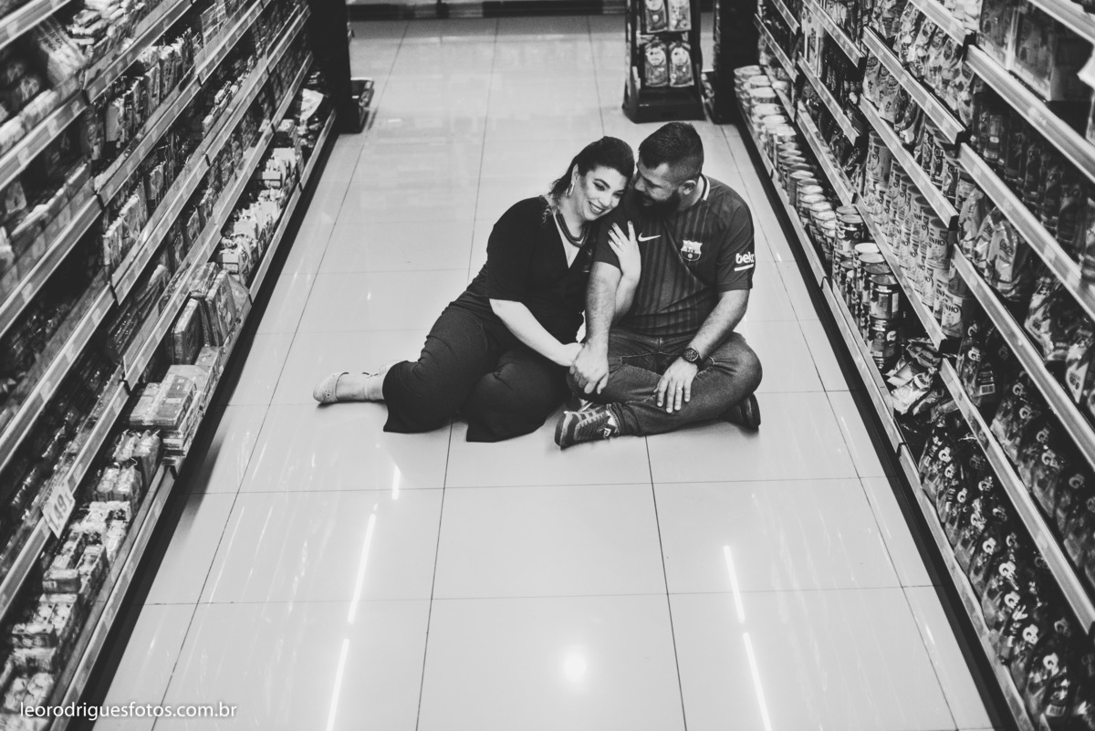 pré wedding, pré casamento, book de casal, fotos criativas de casais, book, pré wedding no mercado municipal de uberaba mg, pré wedding em supermecado, pré wedding em casa, pré wedding com cachorro