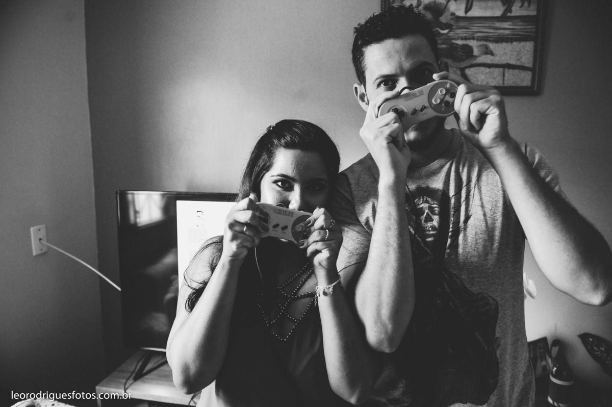 pré wedding, pré casamento, fotos de casais jogando videogame, videogame, jogo de futebol americado, narguile, fotos de casais, casais, uberaba mg, fotos criativas de casais