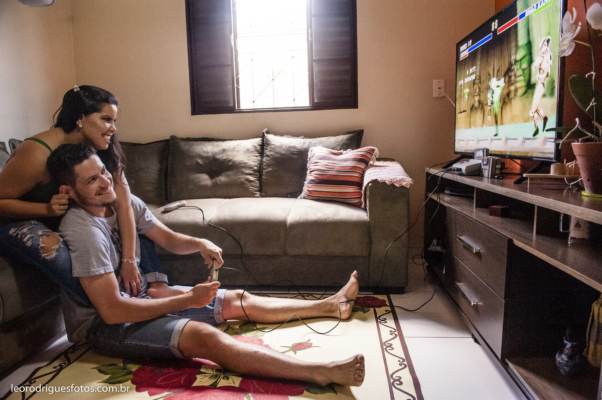 pré wedding, pré casamento, fotos de casais jogando videogame, videogame, jogo de futebol americado, narguile, fotos de casais, casais, uberaba mg, fotos criativas de casais