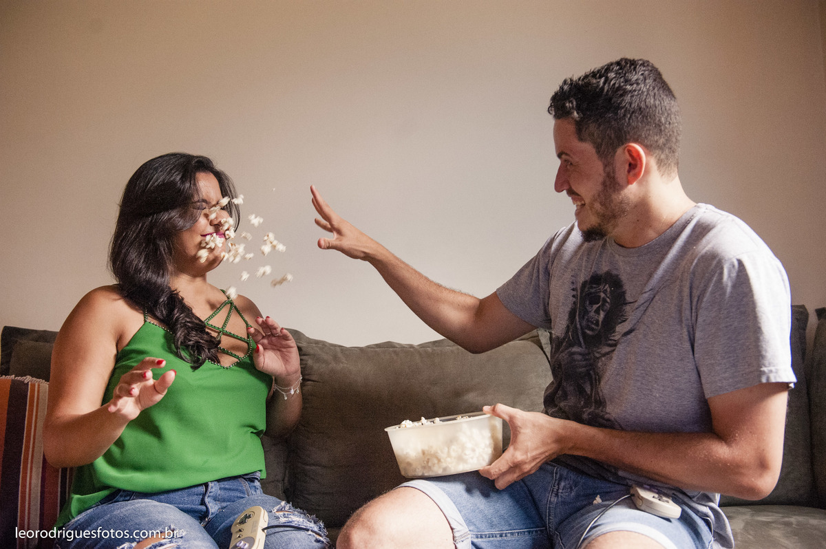 pré wedding, pré casamento, fotos de casais jogando videogame, videogame, jogo de futebol americado, narguile, fotos de casais, casais, uberaba mg, fotos criativas de casais