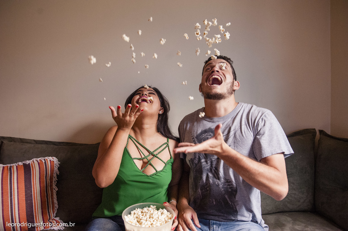 pré wedding, pré casamento, fotos de casais jogando videogame, videogame, jogo de futebol americado, narguile, fotos de casais, casais, uberaba mg, fotos criativas de casais