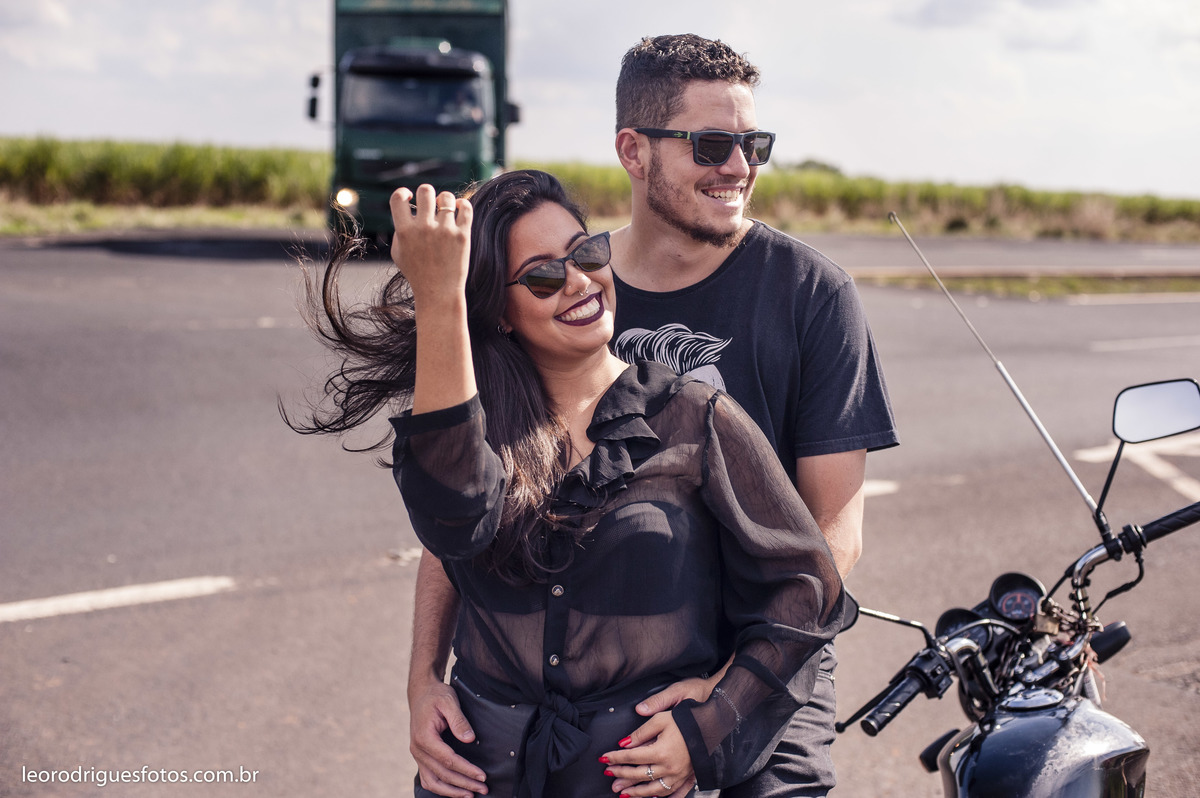 pré wedding, pré casamento, fotos de casais jogando videogame, videogame, jogo de futebol americado, narguile, fotos de casais, casais, uberaba mg, fotos criativas de casais