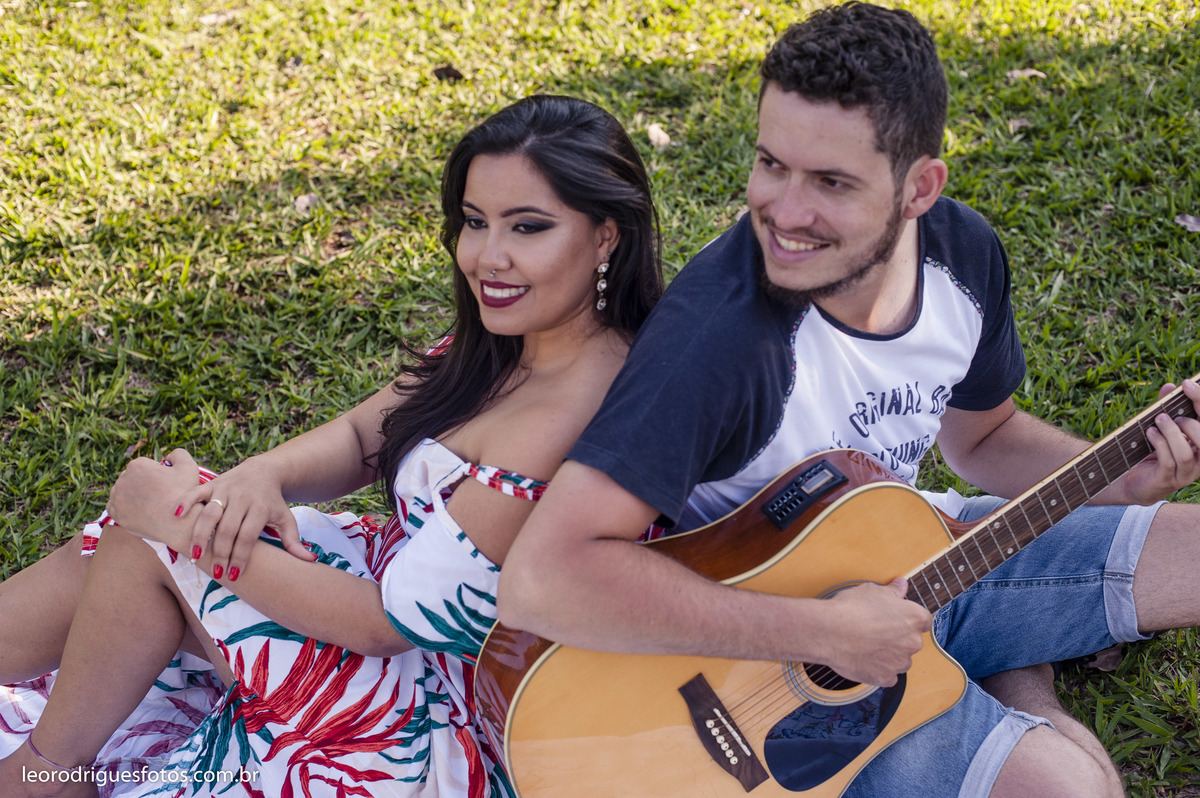 pré wedding, pré casamento, fotos de casais jogando videogame, videogame, jogo de futebol americado, narguile, fotos de casais, casais, uberaba mg, fotos criativas de casais