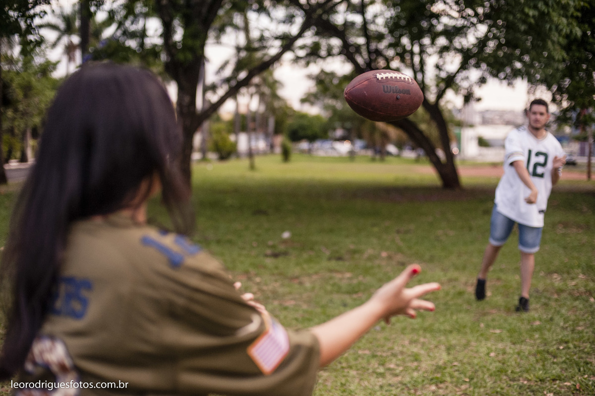 pré wedding, pré casamento, fotos de casais jogando videogame, videogame, jogo de futebol americado, narguile, fotos de casais, casais, uberaba mg, fotos criativas de casais
