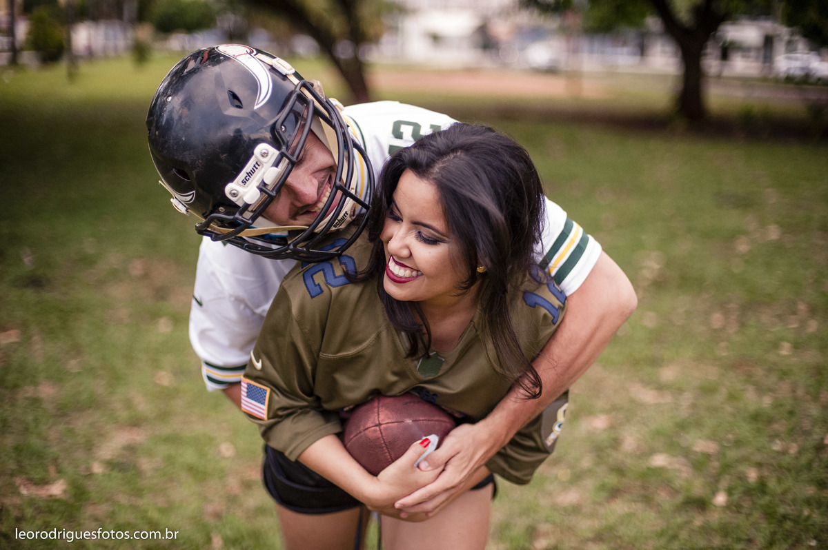 pré wedding, pré casamento, fotos de casais jogando videogame, videogame, jogo de futebol americado, narguile, fotos de casais, casais, uberaba mg, fotos criativas de casais