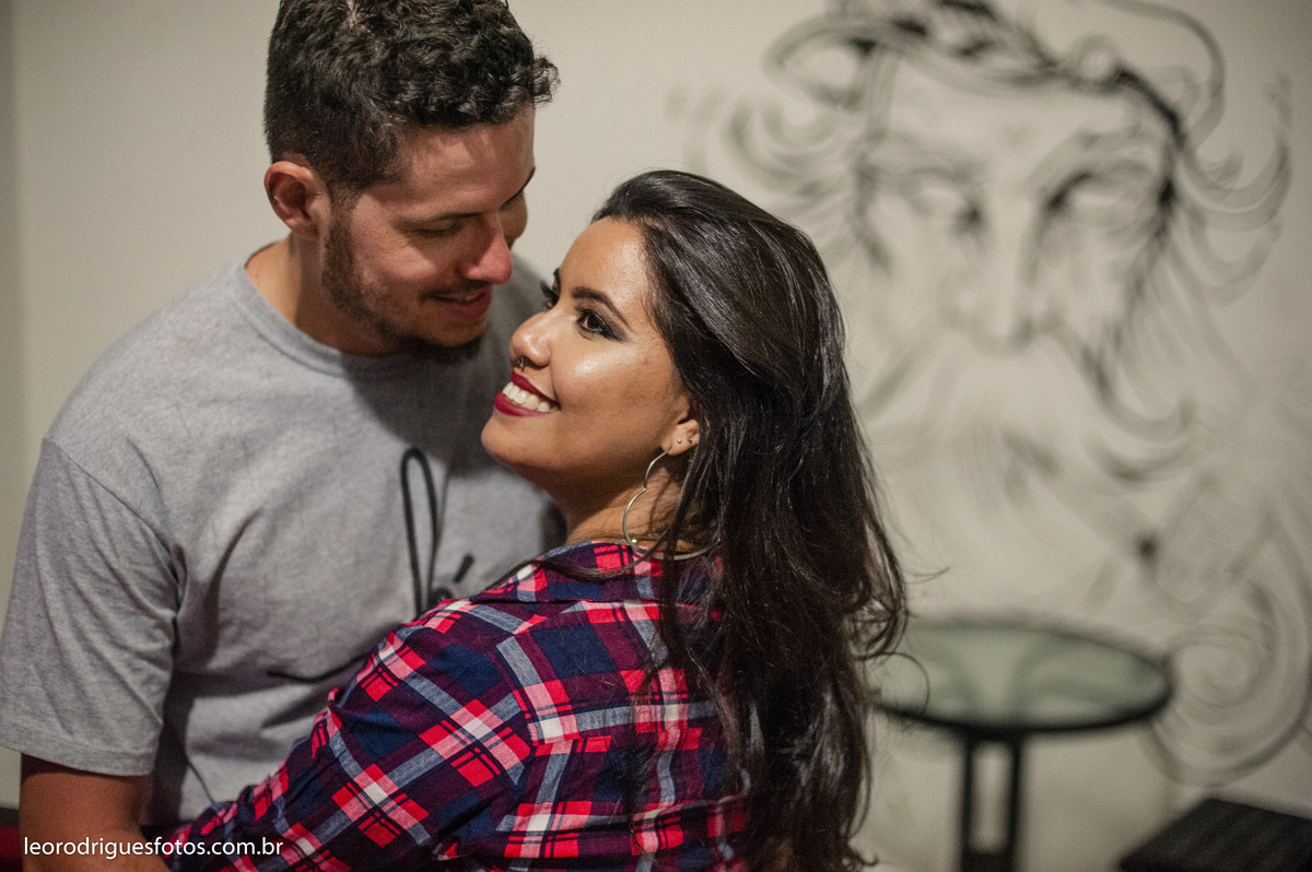 pré wedding, pré casamento, fotos de casais jogando videogame, videogame, jogo de futebol americado, narguile, fotos de casais, casais, uberaba mg, fotos criativas de casais