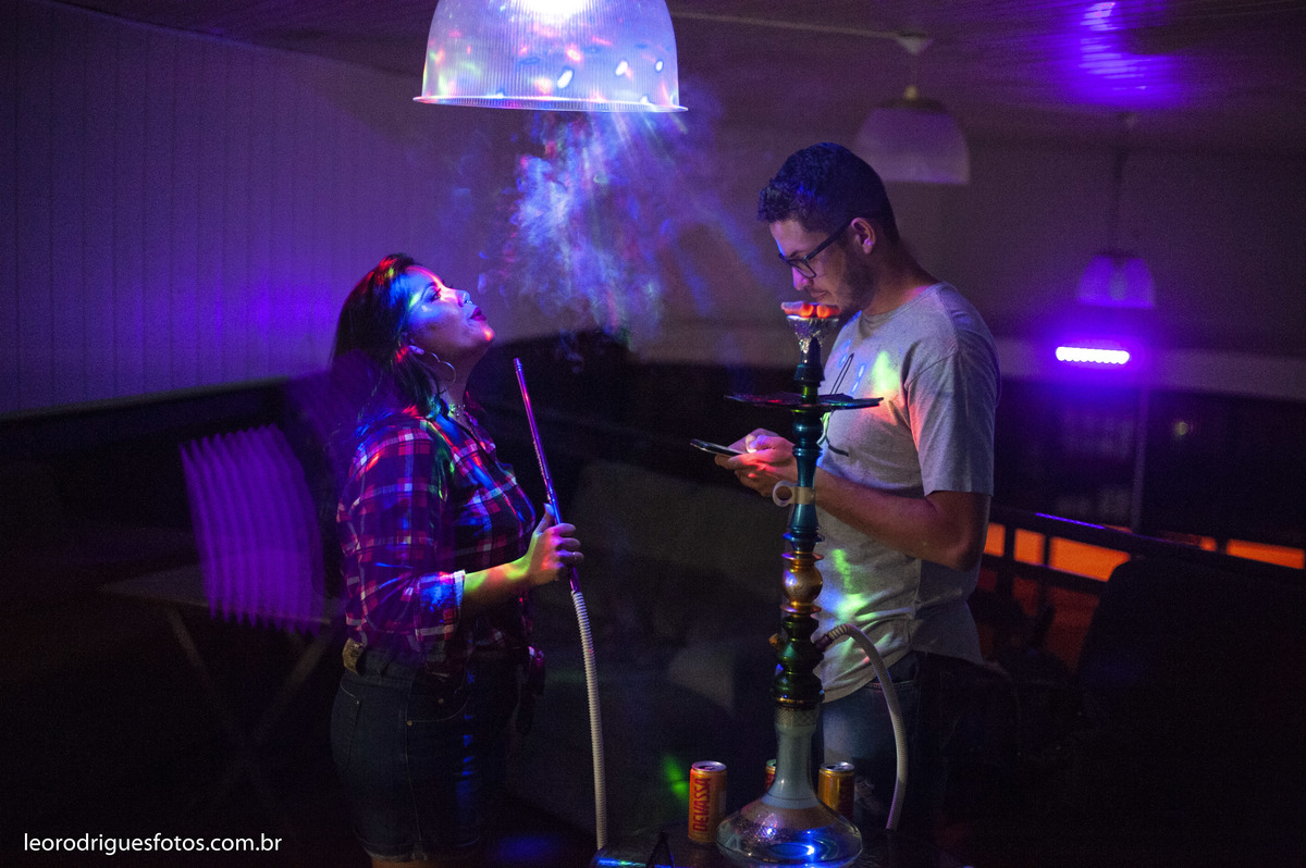 pré wedding, pré casamento, fotos de casais jogando videogame, videogame, jogo de futebol americado, narguile, fotos de casais, casais, uberaba mg, fotos criativas de casais