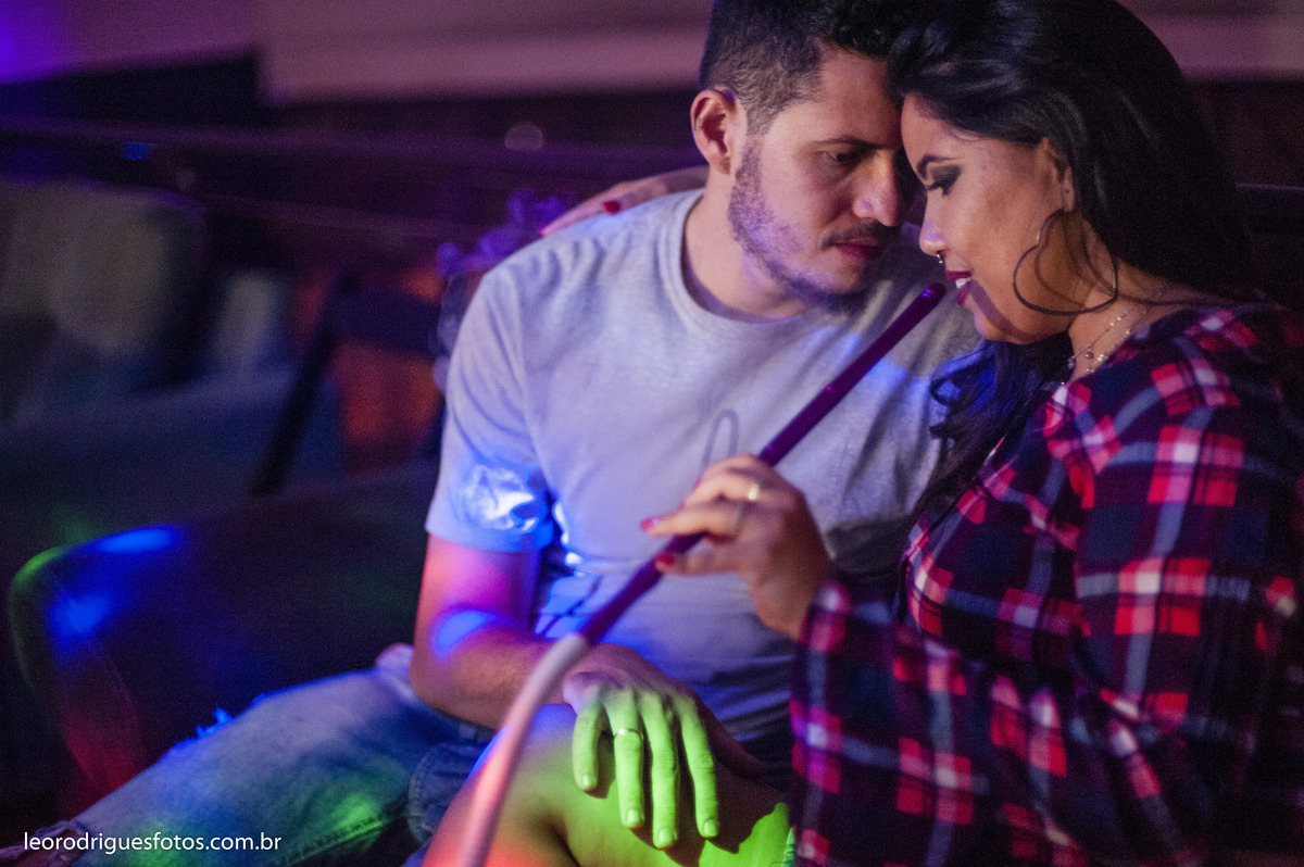 pré wedding, pré casamento, fotos de casais jogando videogame, videogame, jogo de futebol americado, narguile, fotos de casais, casais, uberaba mg, fotos criativas de casais