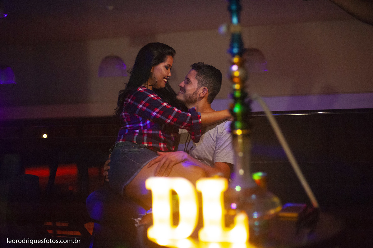 pré wedding, pré casamento, fotos de casais jogando videogame, videogame, jogo de futebol americado, narguile, fotos de casais, casais, uberaba mg, fotos criativas de casais