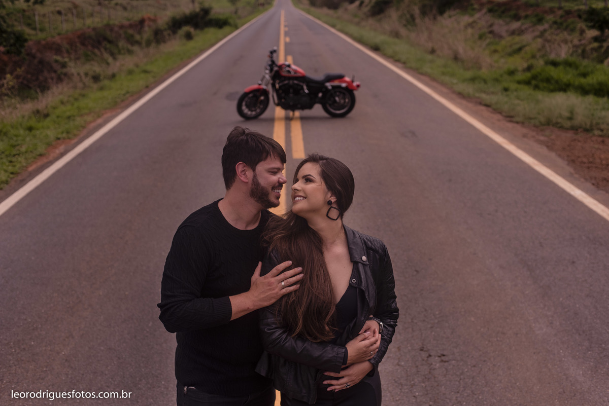 wedding, pré casamento, book de casal,  book, pré wedding são Gotardo minas gerais, são gotardo minhas gerais, fotos criativas de pré wedding, book pré wedding, fotos de pré wedding de motocross, fotos de pré wedding de moto